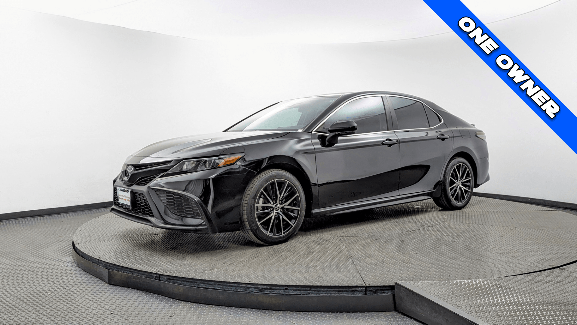 2024 Toyota Camry SE's photo