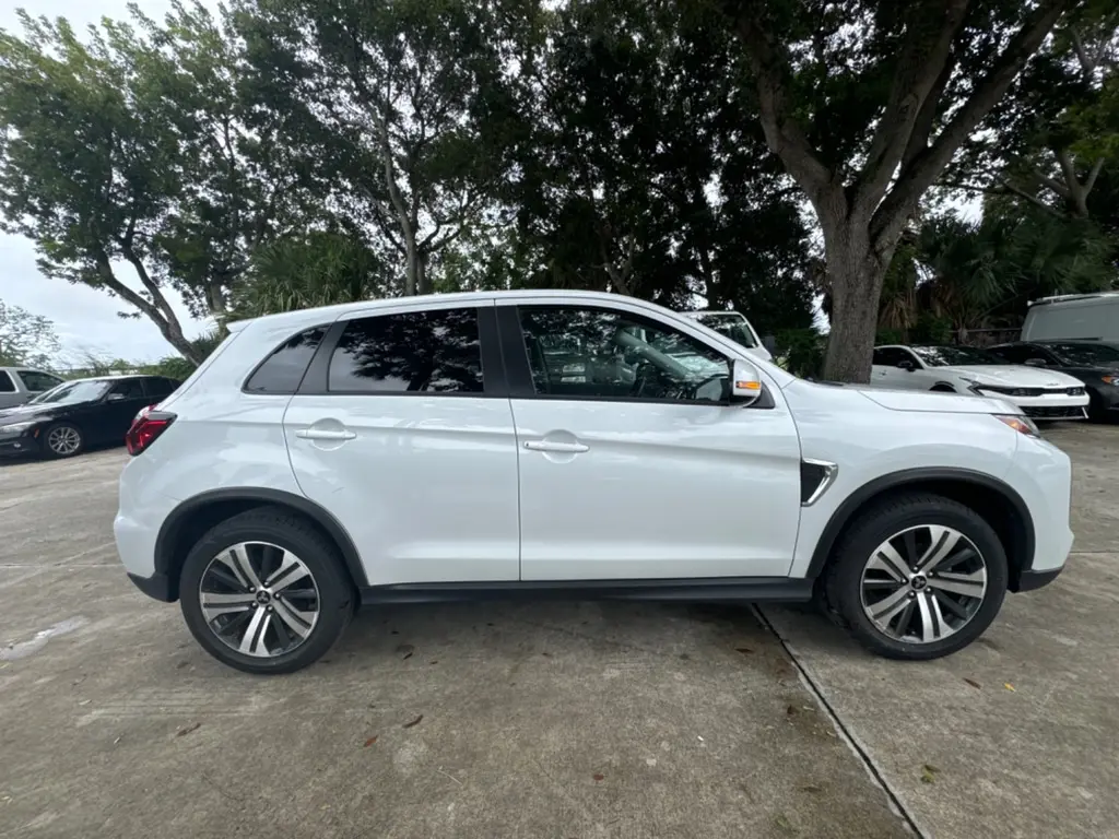 2024 Mitsubishi Outlander Sport SE photo 3