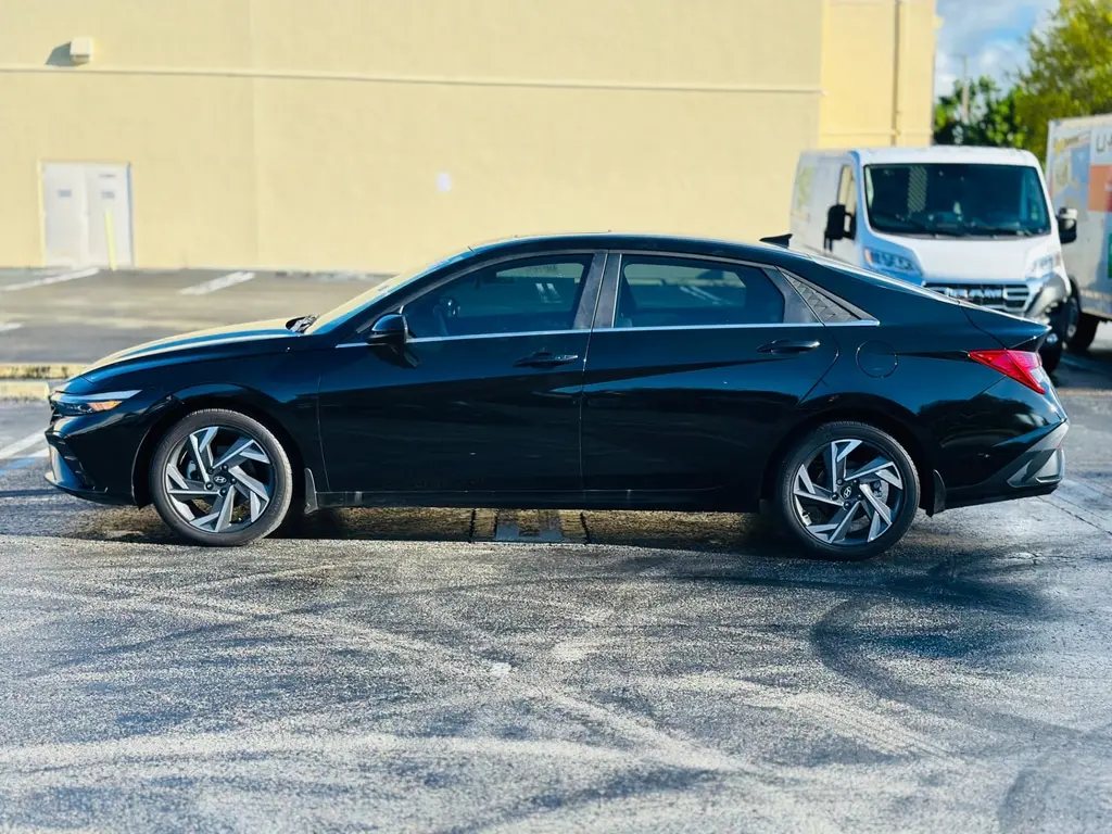 2024 Hyundai Elantra SEL Convenience photo 3