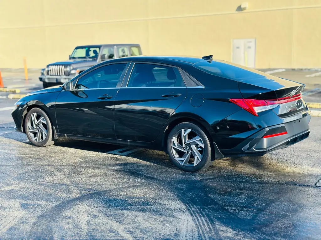 2024 Hyundai Elantra SEL Convenience photo 4