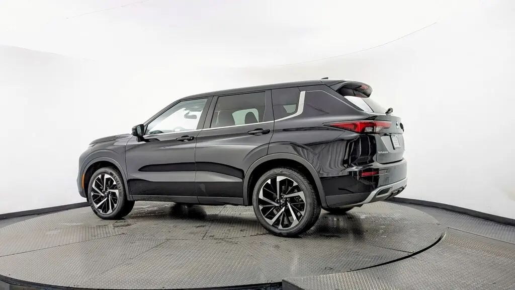 2024 Mitsubishi Outlander SE photo 2