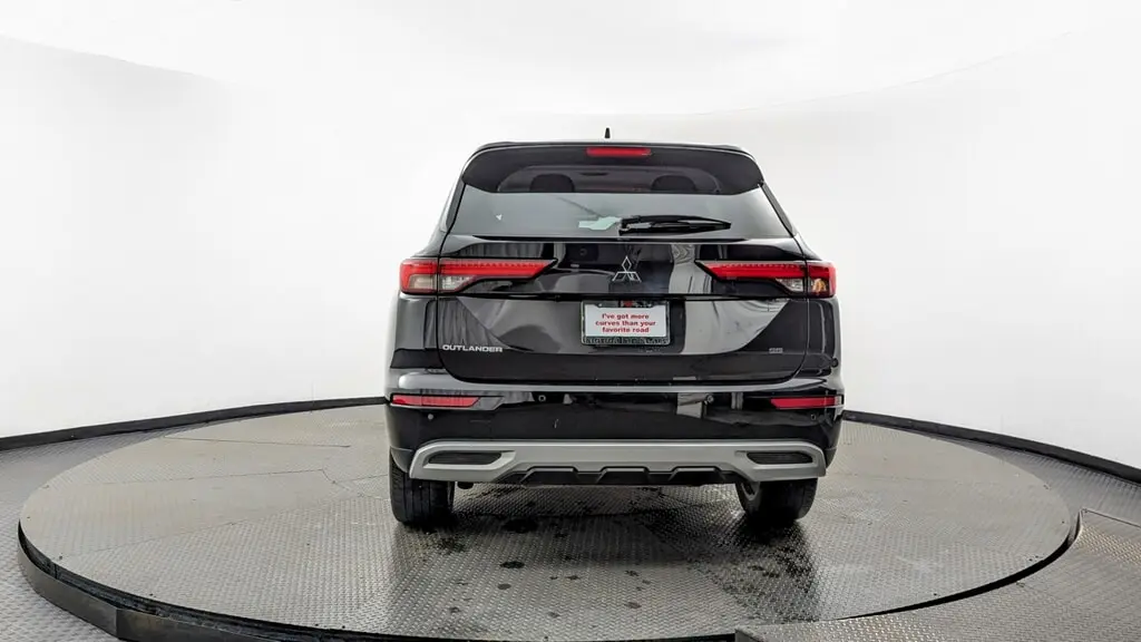 2024 Mitsubishi Outlander SE photo 3