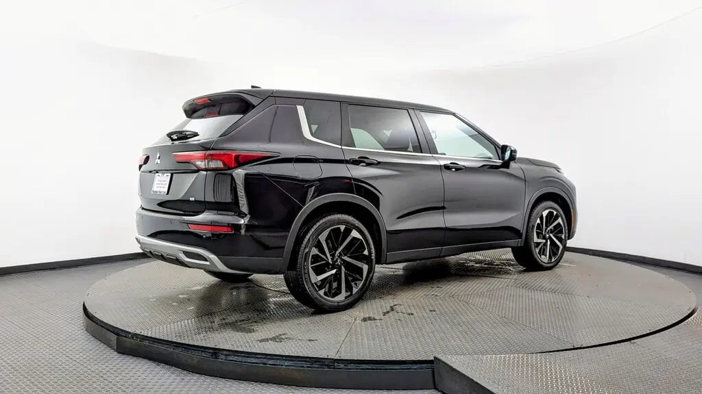 2024 Mitsubishi Outlander SE photo 4