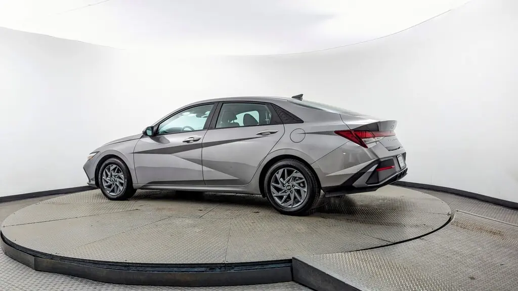 2024 Hyundai Elantra SEL photo 2