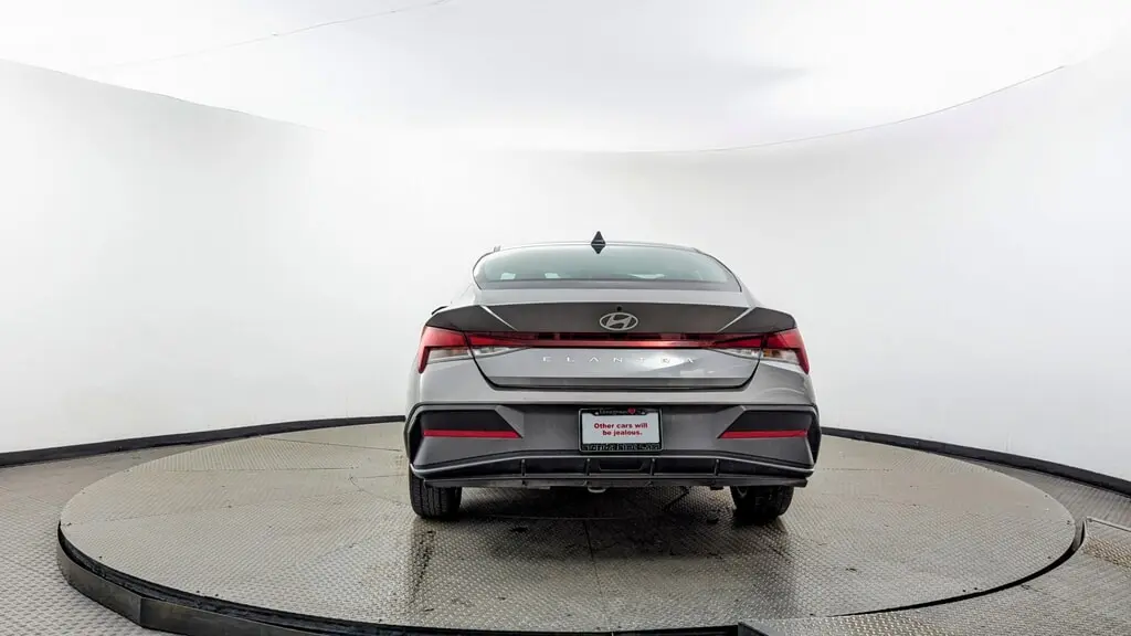 2024 Hyundai Elantra SEL photo 3