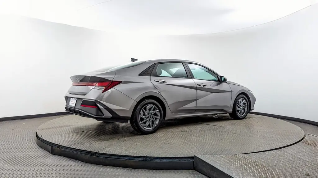 2024 Hyundai Elantra SEL photo 4