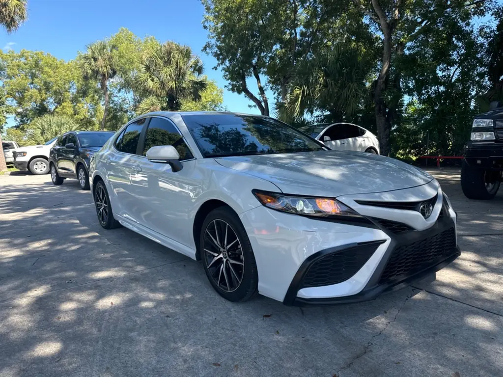 2023 Toyota Camry SE photo 3