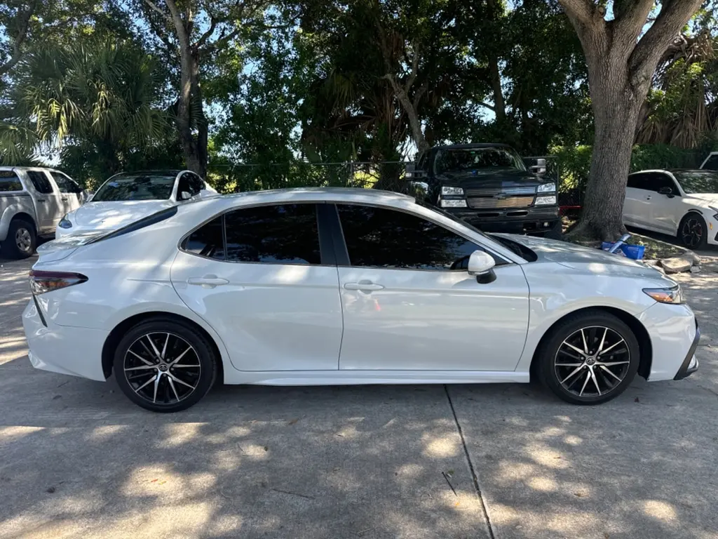 2023 Toyota Camry SE photo 4