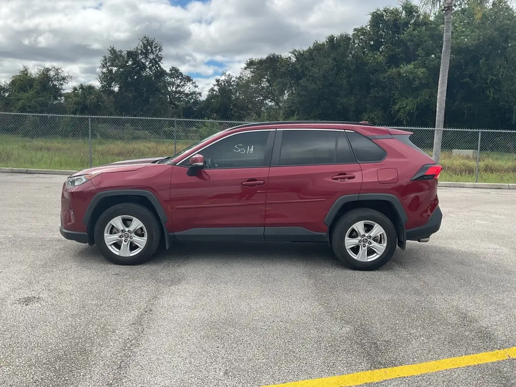 2020 Toyota RAV4 XLE photo 2