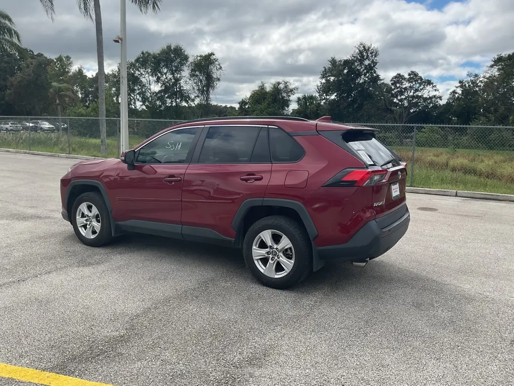 2020 Toyota RAV4 XLE photo 3