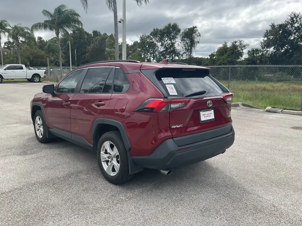2020 Toyota RAV4 XLE photo 4