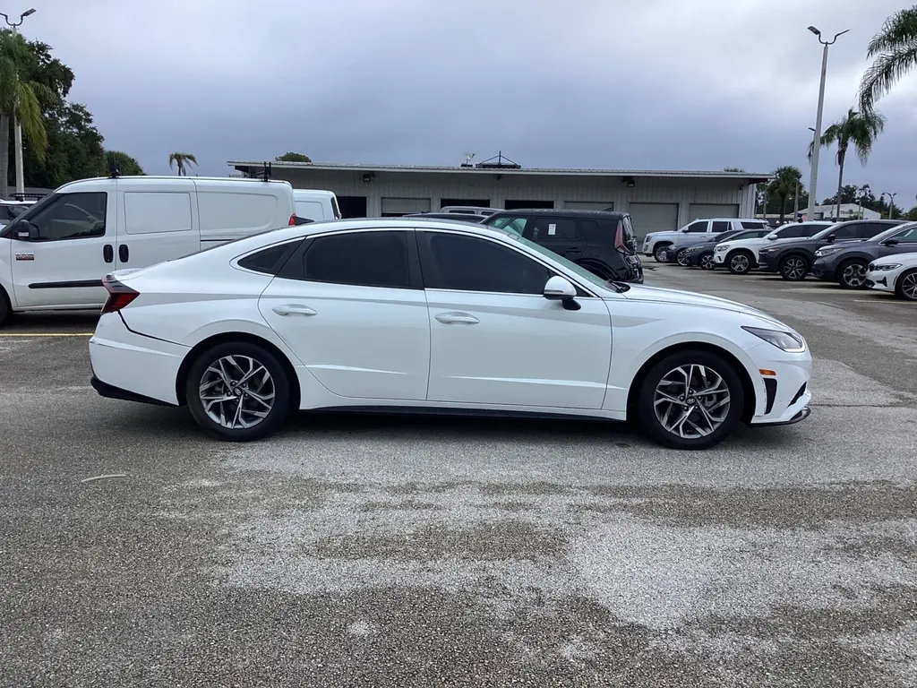 2022 Hyundai Sonata SEL photo 2