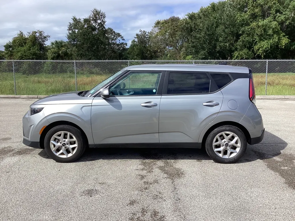 2024 Kia Soul LX photo 2