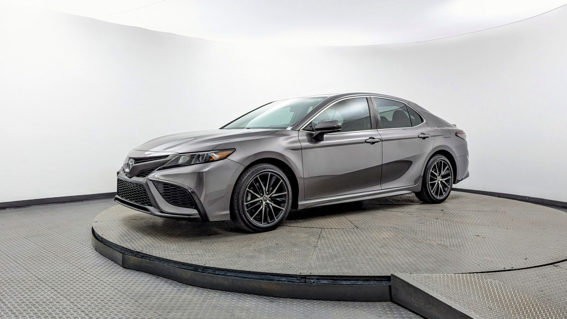 2021 Toyota Camry SE's photo