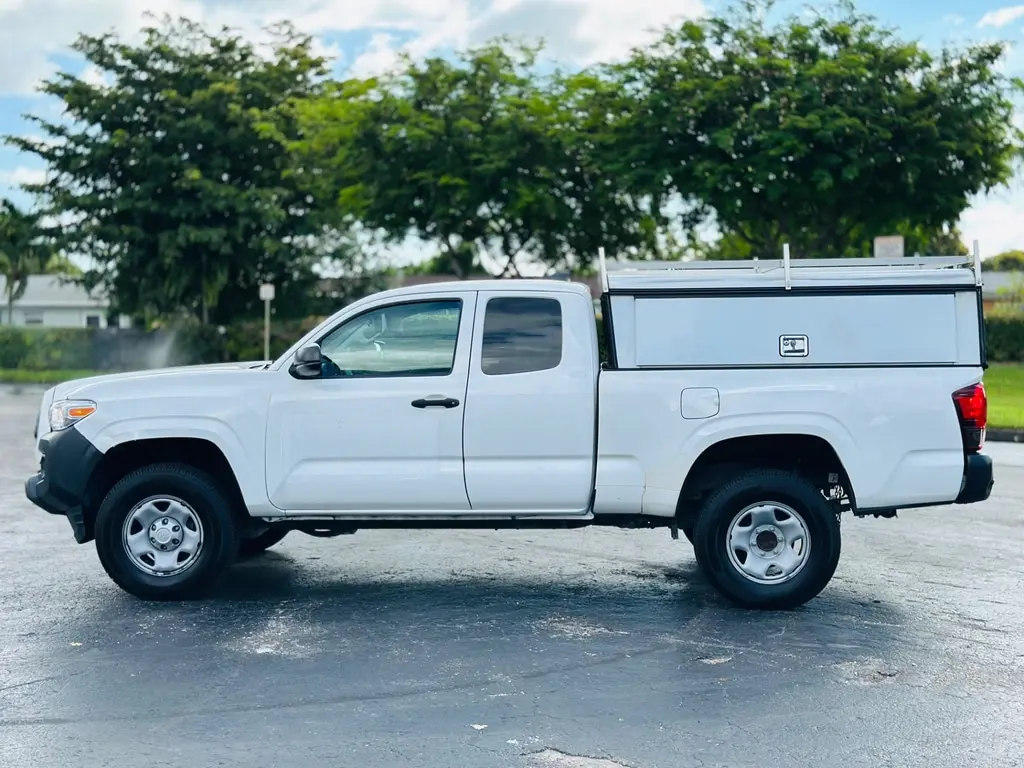 2022 Toyota Tacoma SR photo 3