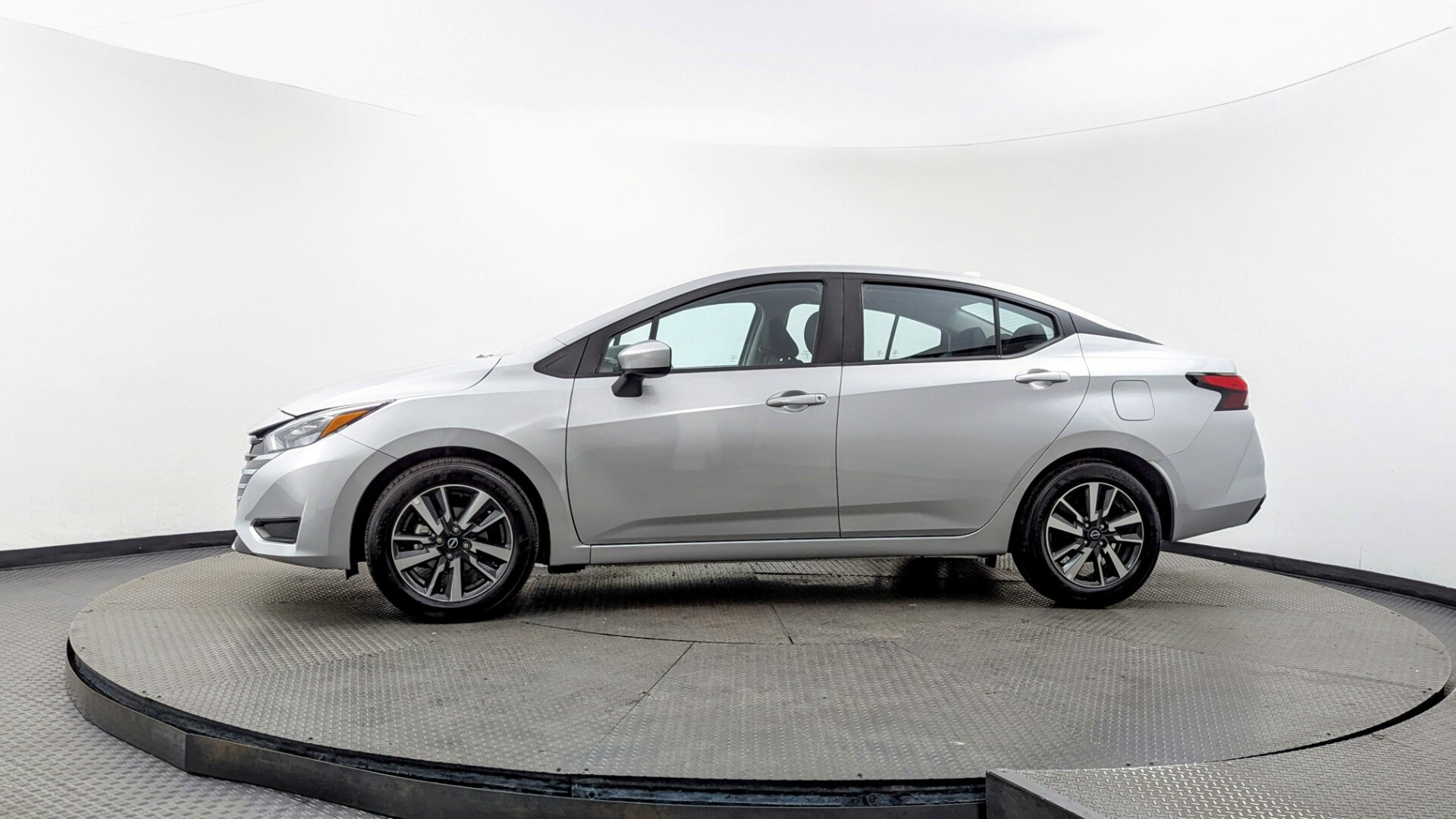 used vehicle - SEDAN NISSAN VERSA 2025