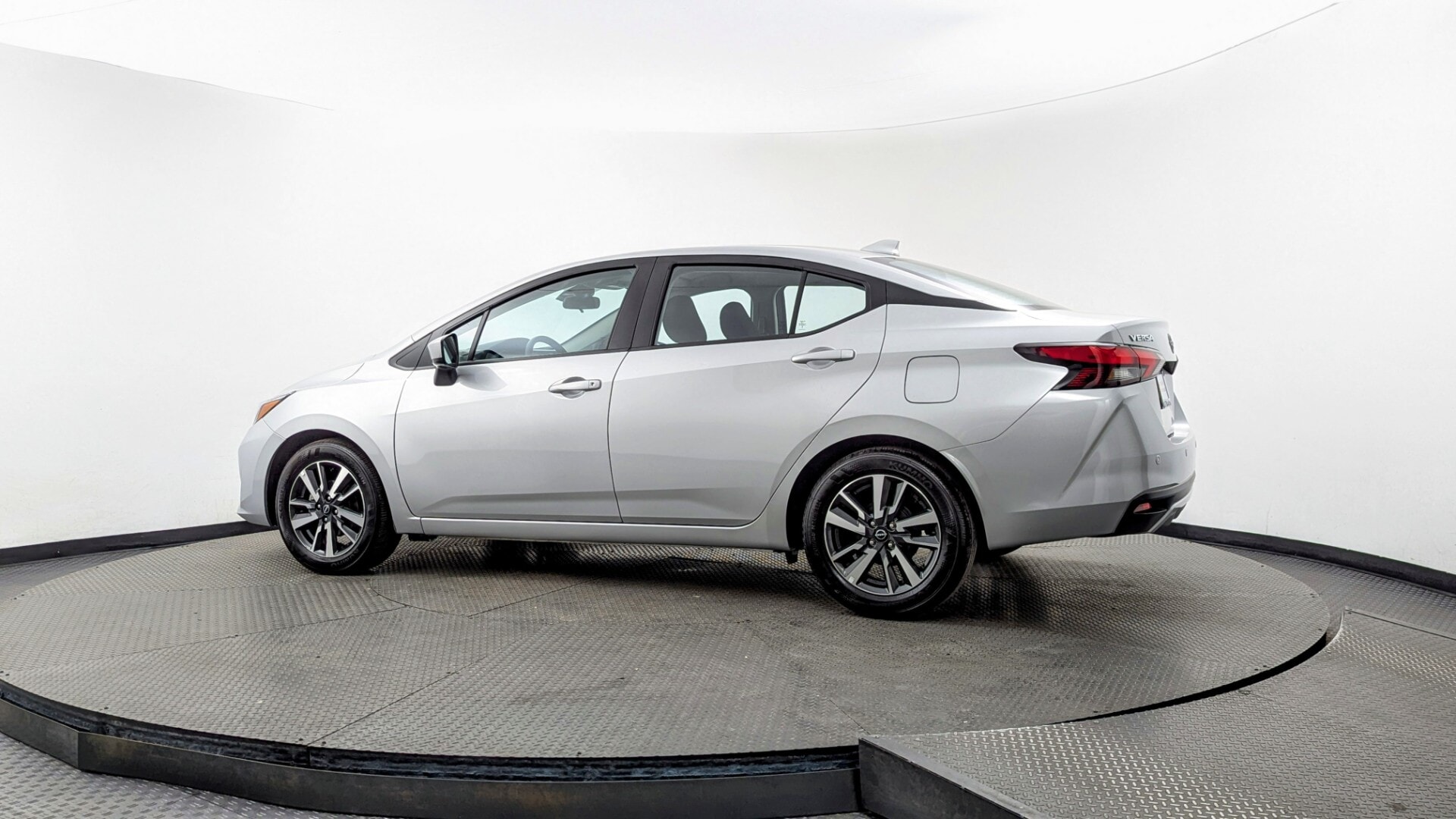 used vehicle - SEDAN NISSAN VERSA 2025