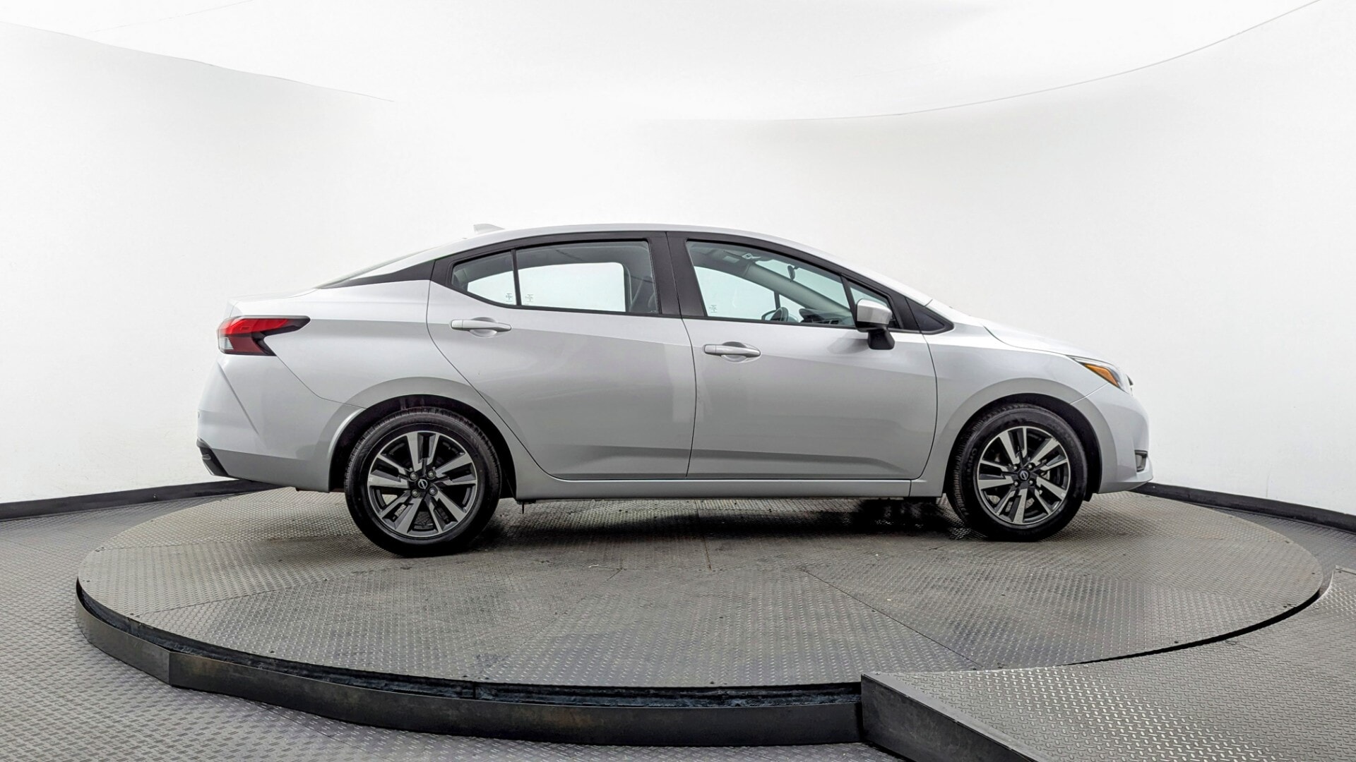 used vehicle - SEDAN NISSAN VERSA 2025