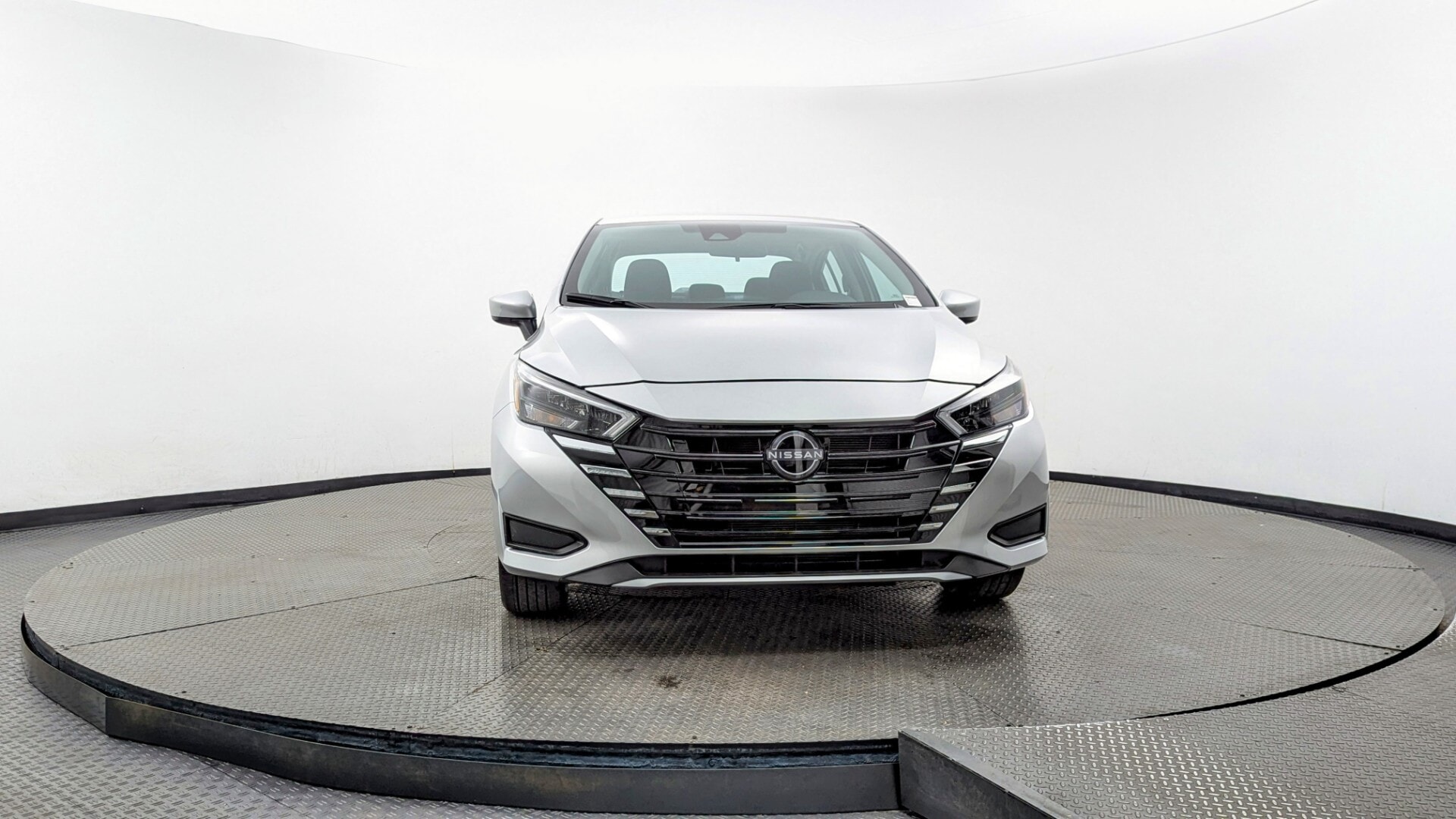 used vehicle - SEDAN NISSAN VERSA 2025