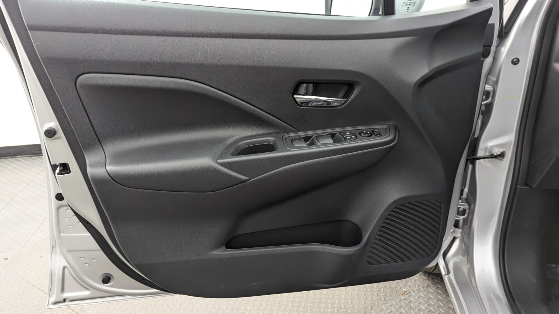 used vehicle - SEDAN NISSAN VERSA 2025