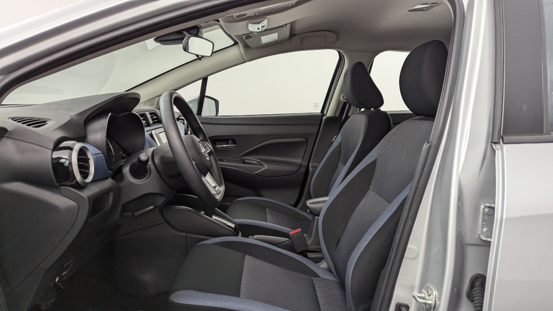 used vehicle - SEDAN NISSAN VERSA 2025