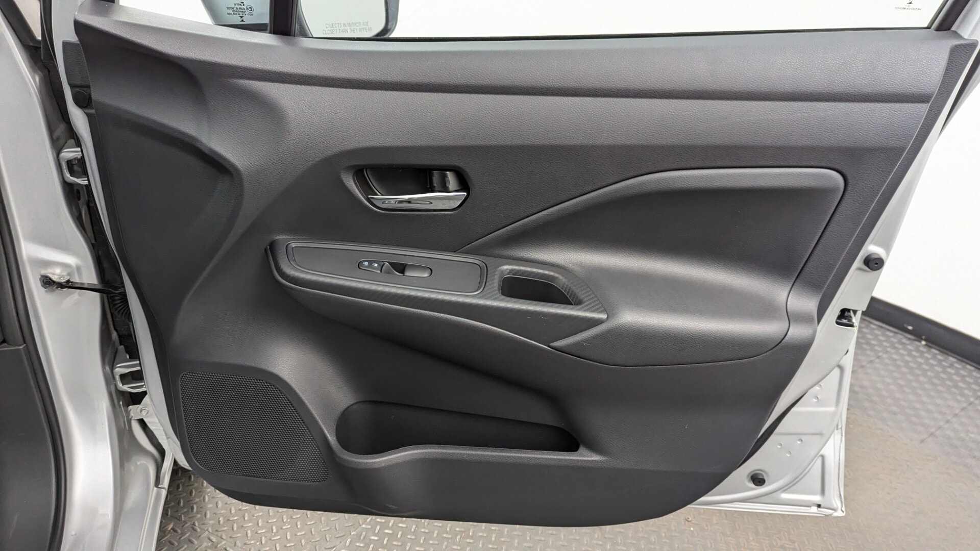 used vehicle - SEDAN NISSAN VERSA 2025