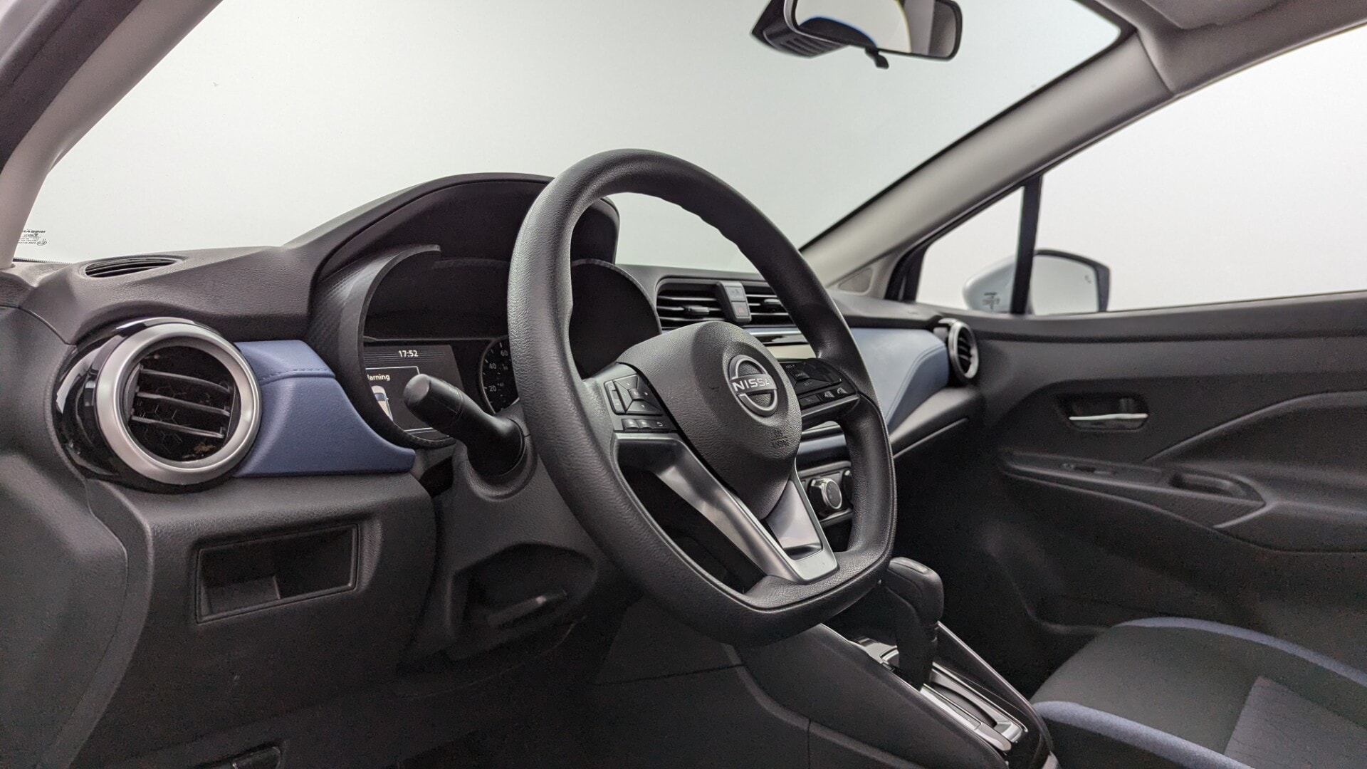 used vehicle - SEDAN NISSAN VERSA 2025