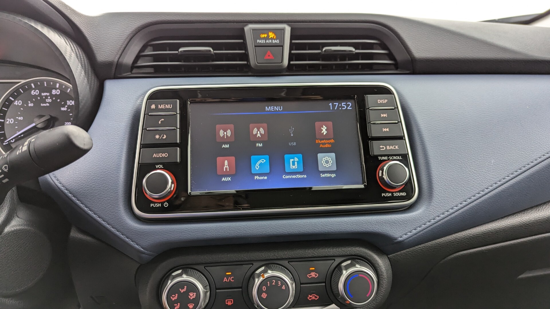 used vehicle - SEDAN NISSAN VERSA 2025