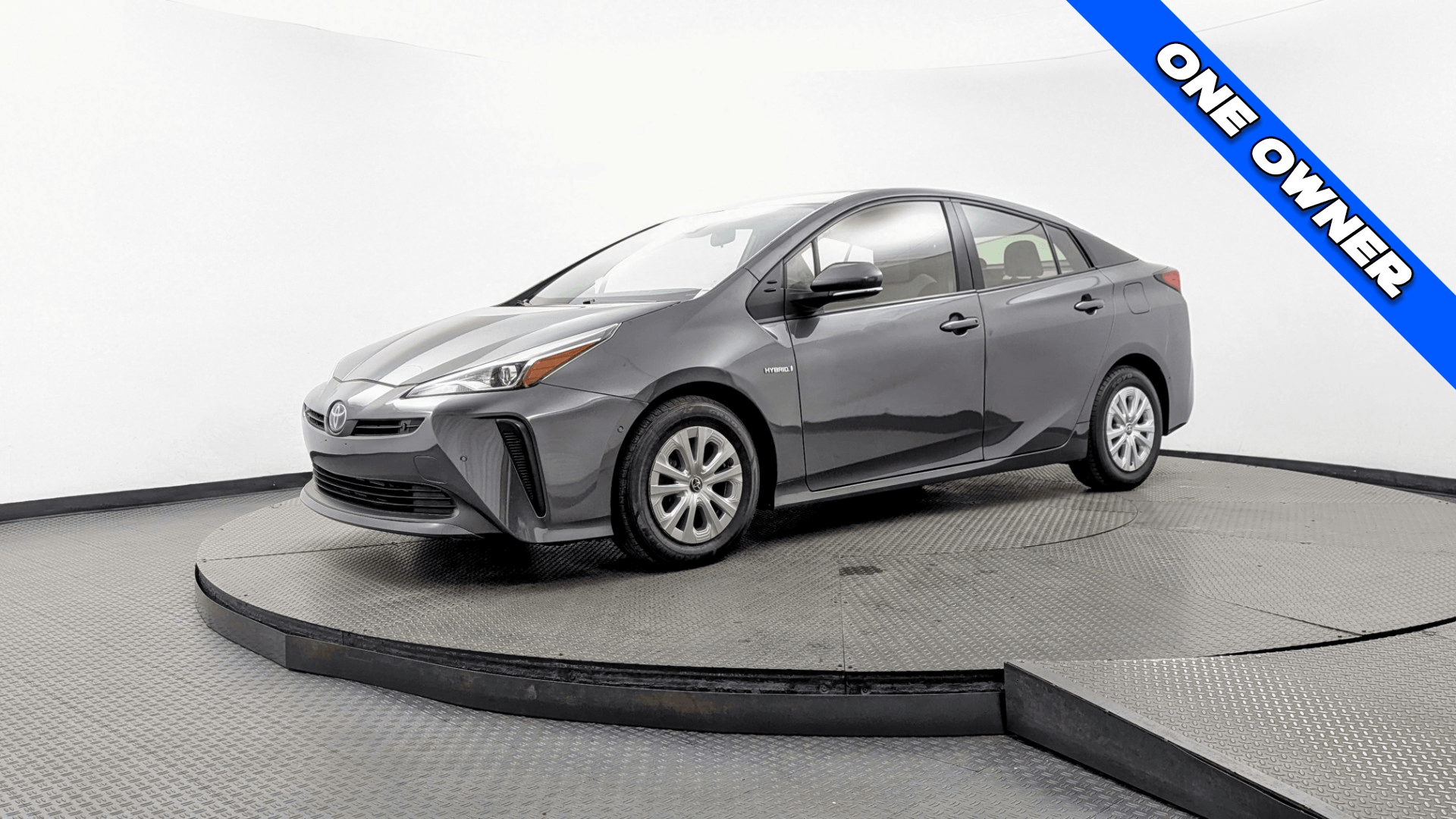 2022 Toyota Prius LE's photo