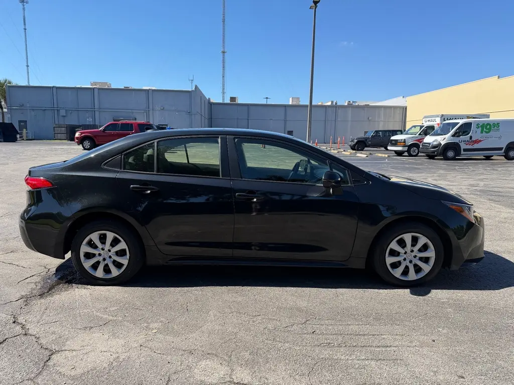 2022 Toyota Corolla LE photo 3