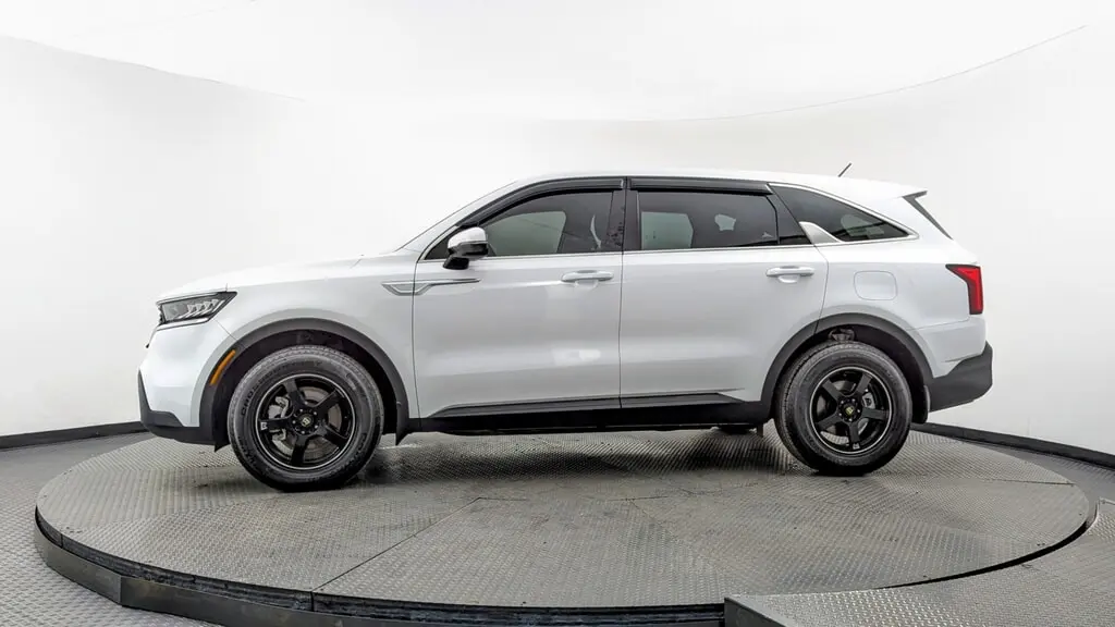 2022 Kia Sorento LX photo 2