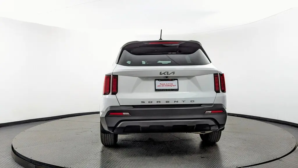 2022 Kia Sorento LX photo 4