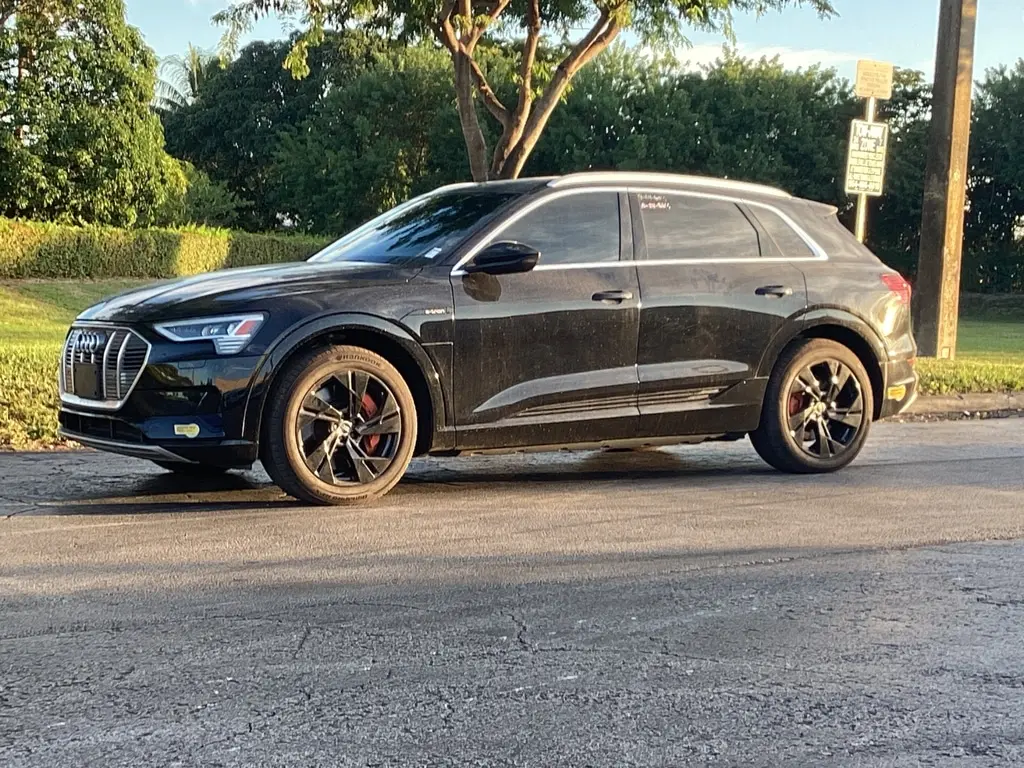 2022 Audi e-tron Premium photo 2