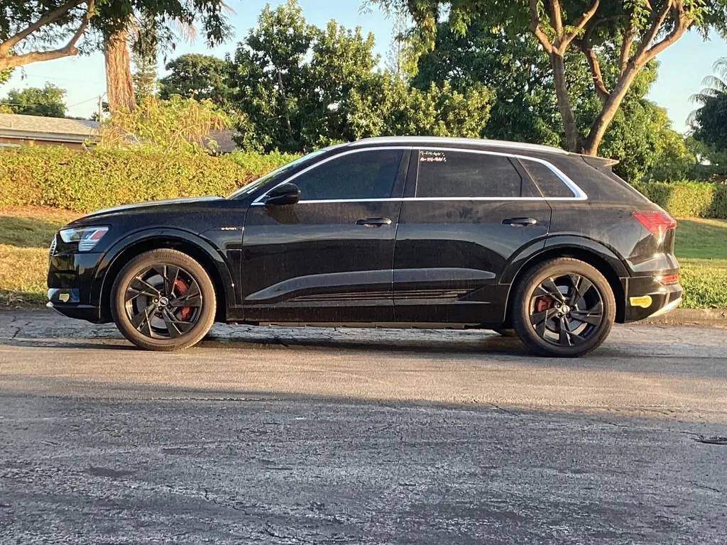 2022 Audi e-tron Premium photo 3