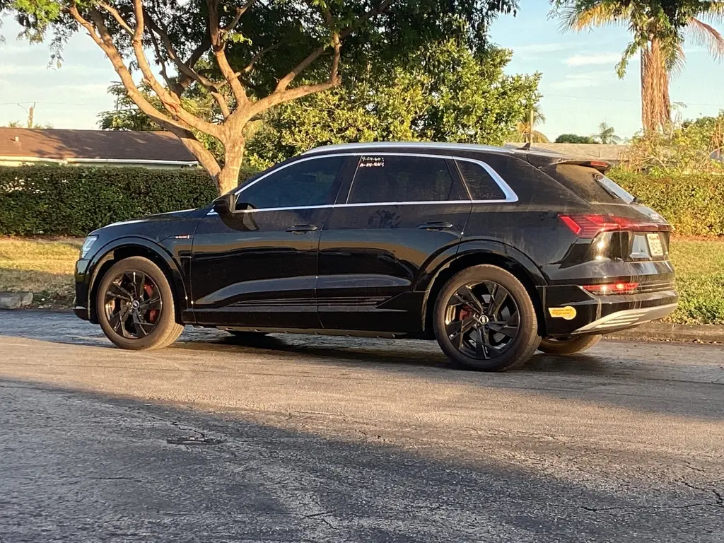 2022 Audi e-tron Premium photo 4