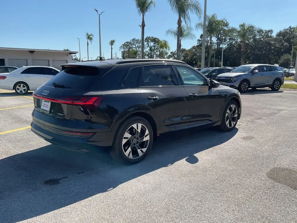 2022 Audi e-tron Premium photo 2