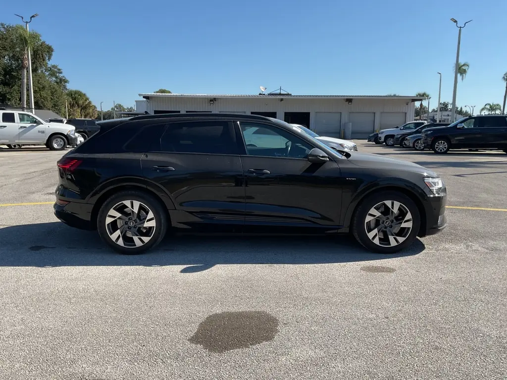2022 Audi e-tron Premium photo 4