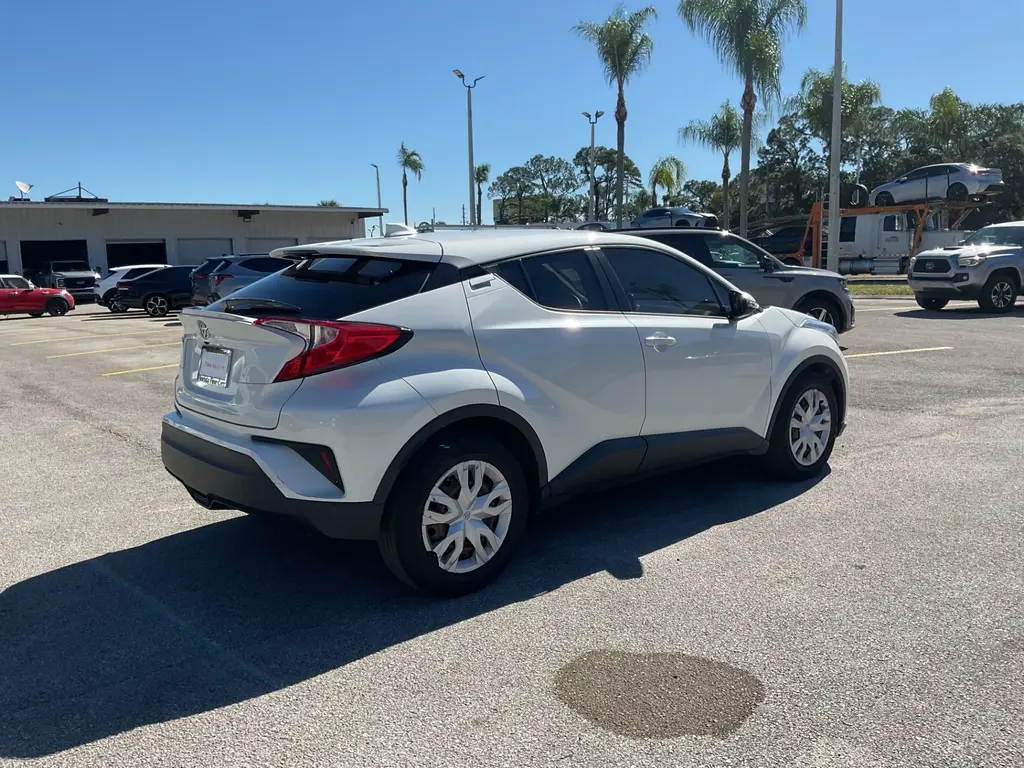2020 Toyota C-HR LE photo 2