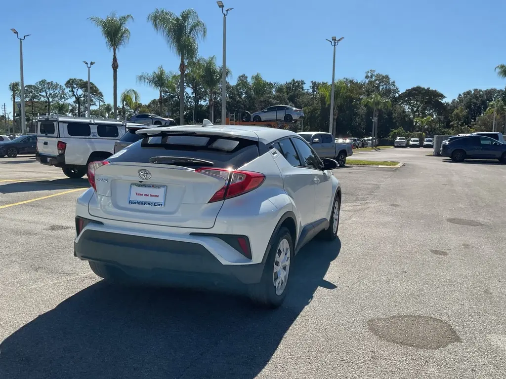 2020 Toyota C-HR LE photo 3