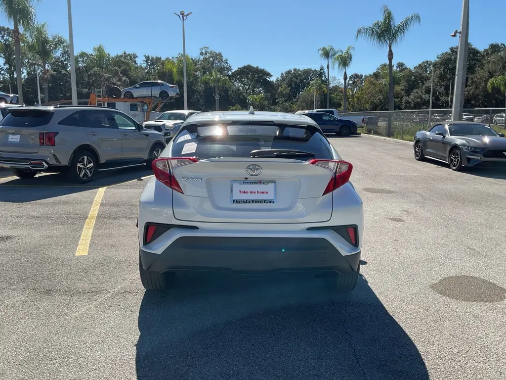2020 Toyota C-HR LE photo 4