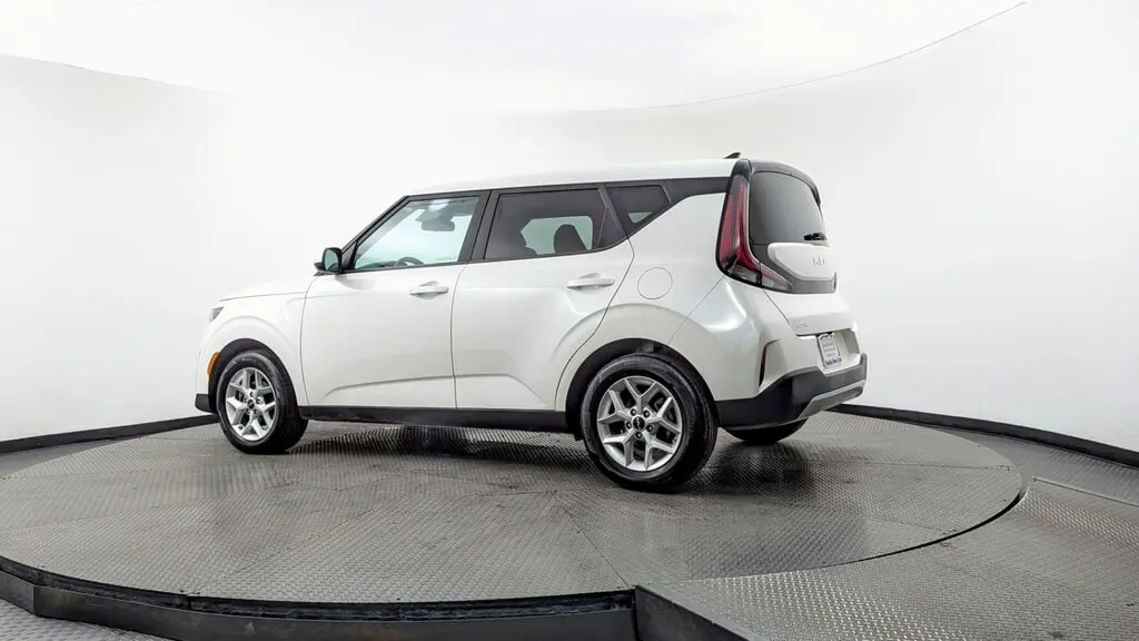 2023 Kia Soul LX photo 2