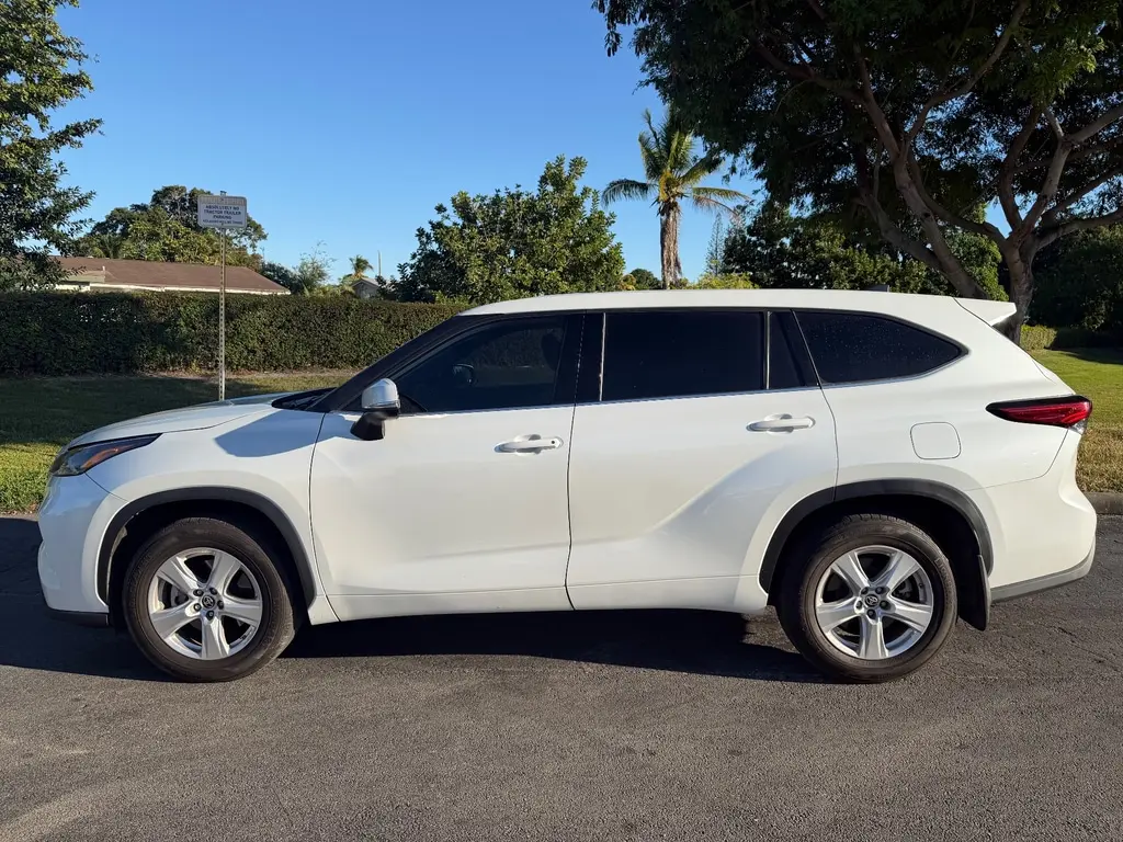 2022 Toyota Highlander LE photo 2