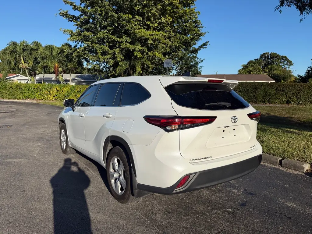 2022 Toyota Highlander LE photo 3