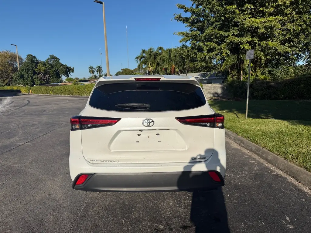 2022 Toyota Highlander LE photo 4