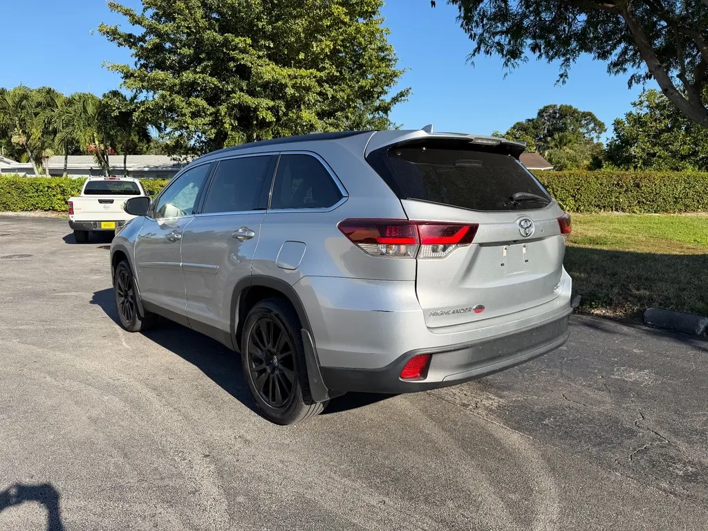 2019 Toyota Highlander SE XLE photo 2