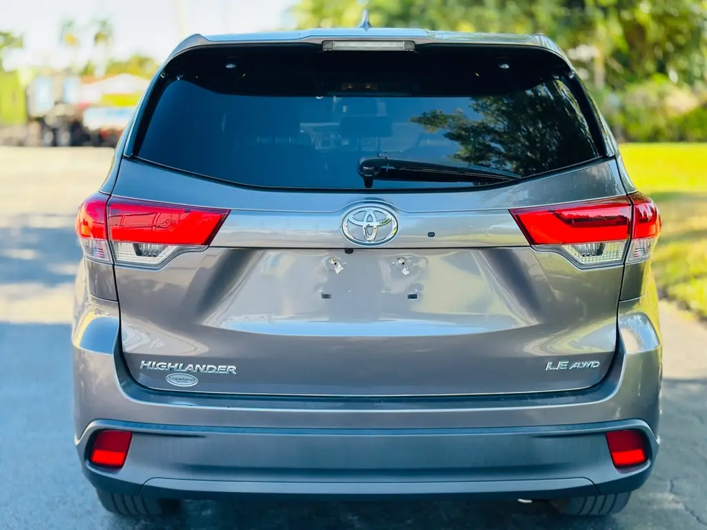 2018 Toyota Highlander LE Plus photo 2