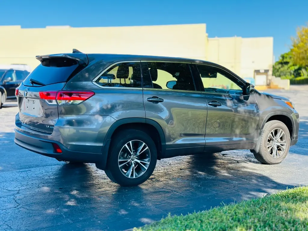 2018 Toyota Highlander LE Plus photo 3