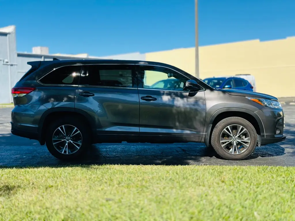 2018 Toyota Highlander LE Plus photo 4