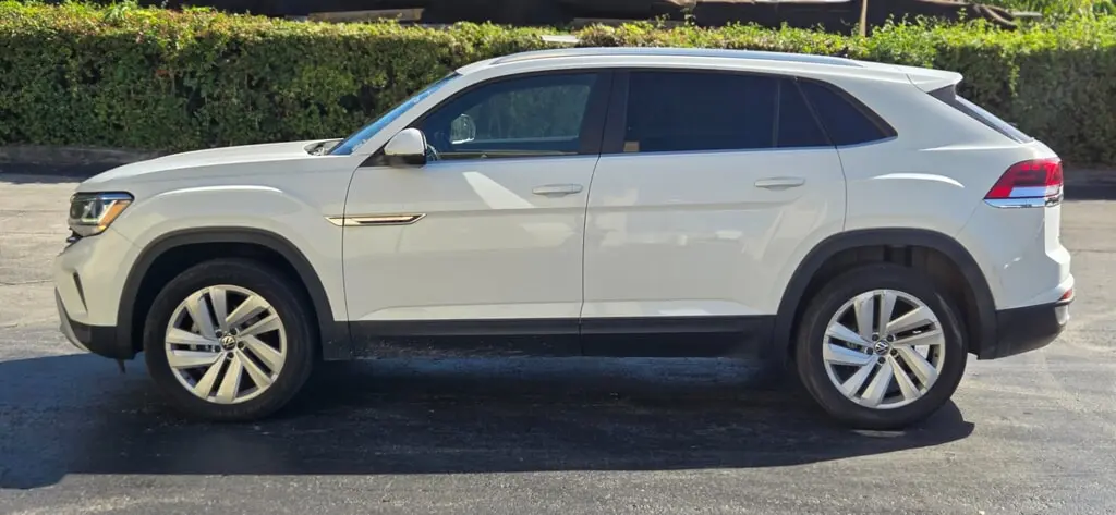 2023 Volkswagen Atlas Cross Sport SE Technology photo 2