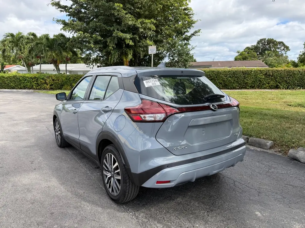 2021 Nissan Kicks SV photo 2